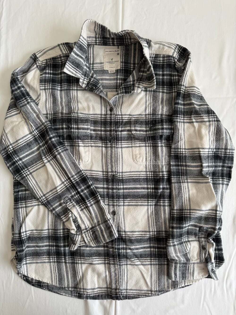 American Eagle Women's Classic Fit Plaid Button-Down Long Sleeve Flannel Shirt c